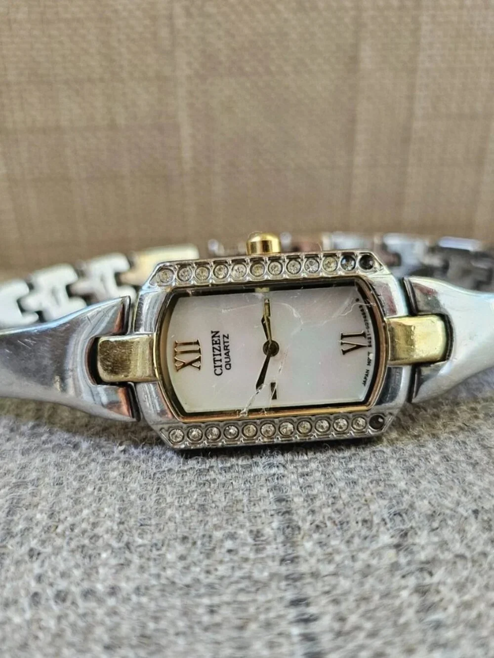 Citizen Women Wristwtch Gold/Silver Dual Tone Quartz Analog Watch Read desc